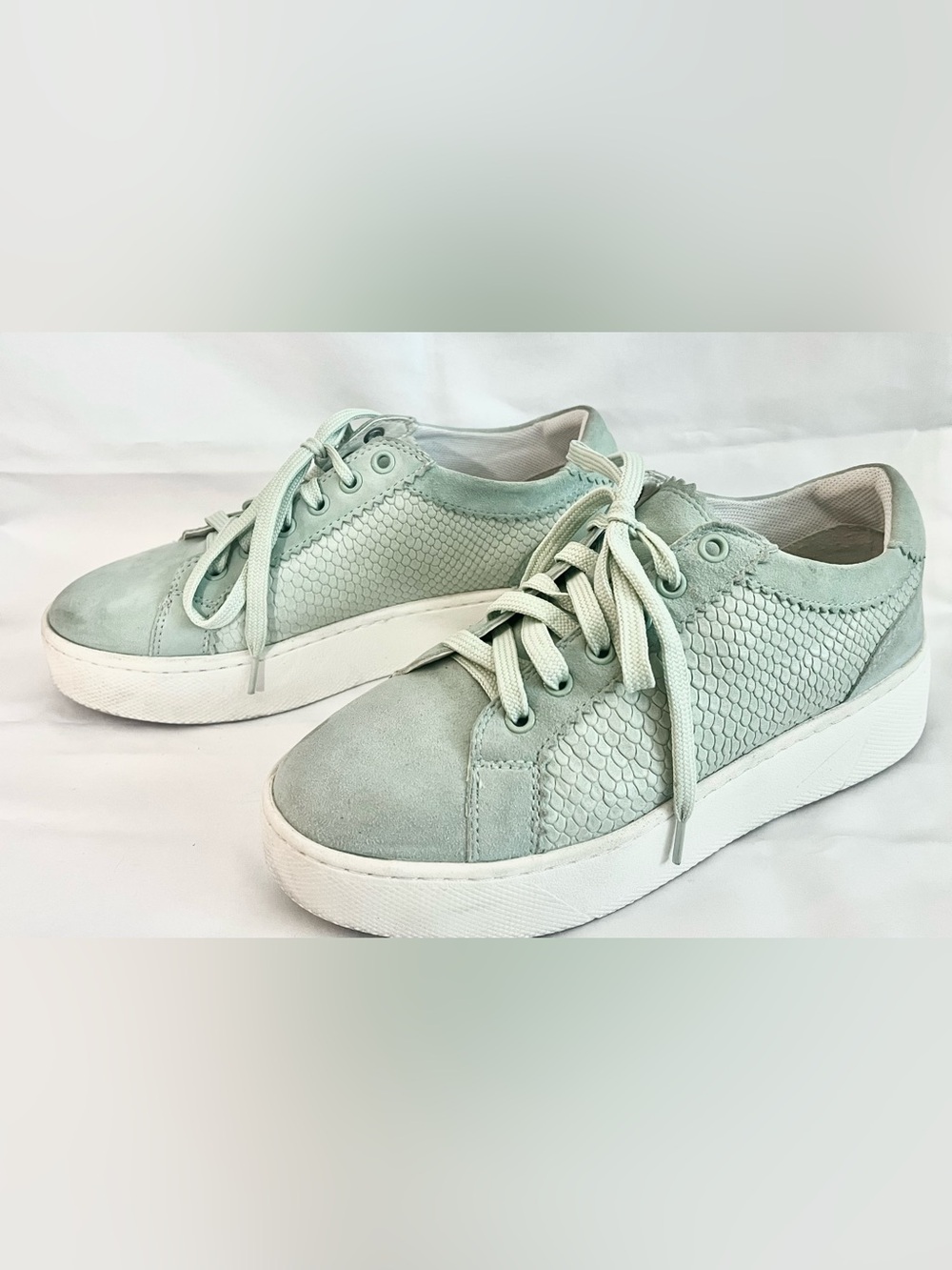 Geox Respira Mint Green Snake Embossed Low Top Sneakers Women’s 7 EU 37